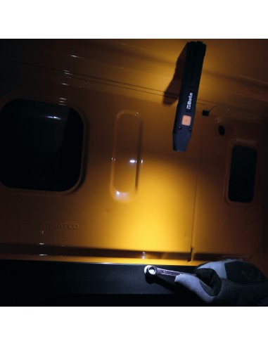 Torcia a LED per ispezioni con ricarica wireless.