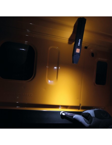 Torcia a LED per ispezioni con ricarica wireless. Torcia a LED per ispezioni con ricarica wireless.