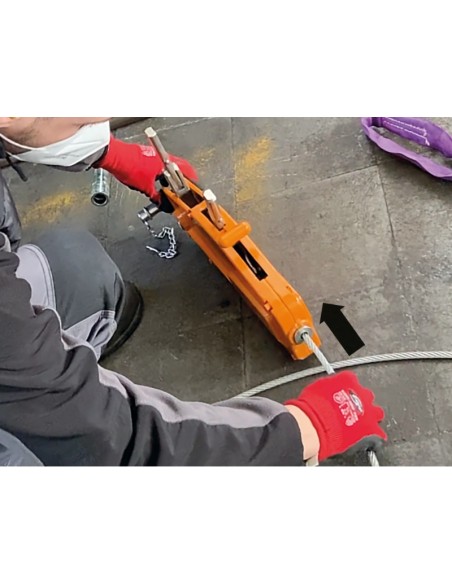 Argano manuale a fune passante, corpo in lega di alluminio completo di leva di a Argano manuale a fune passante, corpo in lega di alluminio completo di leva di a